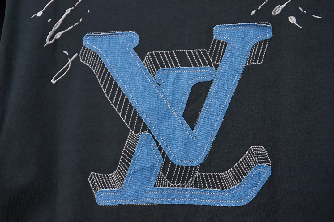 🅿️200 1V 25SS early spring new style denim splicing embroidery LV short sleeves light luxury essential item for daily commuting for men and women correct version welcome to compare detailed features · 320g 100% pure cotton double yarn jersey fabric · Special thickened 32 pieces of double-strand 1X1 thread in the same vat custom dyeing · Denim cutting and splicing ➕Various embroidery craft letters · Double needle stitching across seams · Original main mark, washed tag, brand moisture-proof paper packaging Color: black/white Size: S/M/L/XL